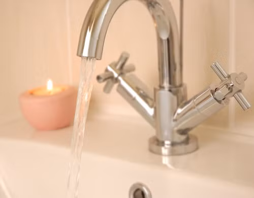 Đặt nến trong phòng tắm không chỉ tạo không gian sống thư thái mà còn có tác dụng khử mùi khi trời nồm. Chị em không nhất thiết phải mua nến thơm. Những cây nến không hương cũng mang lại hiệu quả khử mùi dễ dàng. Lưu ý, bạn nên tắt nến trước khi rời khỏi nhà, tránh hỏa hoạn.