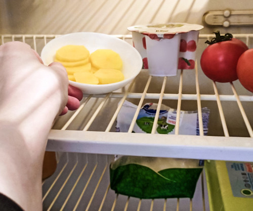 Khoai tây gọt vỏ, cắt nhỏ có thể loại bỏ mùi khó chịu trong tủ lạnh cực nhạy. Để đảm bảo khả năng hấp thụ mùi, bạn cần thay khoai tây 2-3 ngày/lần.