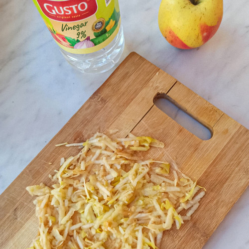 Nếu thớt gỗ sinh mùi, bạn hãy rửa sạch bằng giấm rồi phơi khô.