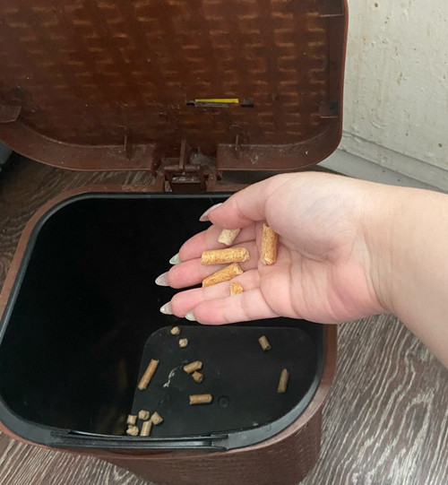 Tương tự, yến mạch khô cũng giúp hấp thụ mùi tủ lạnh rất tốt. Chỉ cần để túi yến mạch nhỏ trong tủ, sáng hôm sau bạn sẽ không còn thấy mùi khó chịu nữa.