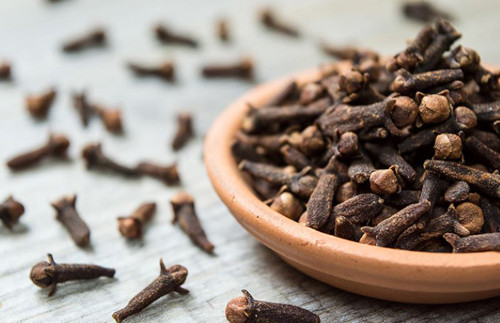 Áp dụng mẹo giúp nhà thơm, bạn chia đinh hương vào những gói nhỏ rồi đặt vào giày. Chỉ cần vài giờ, đinh hương khô sẽ hấp thụ lượng ẩm dư thừa và tỏa mùi thơm cho giày.