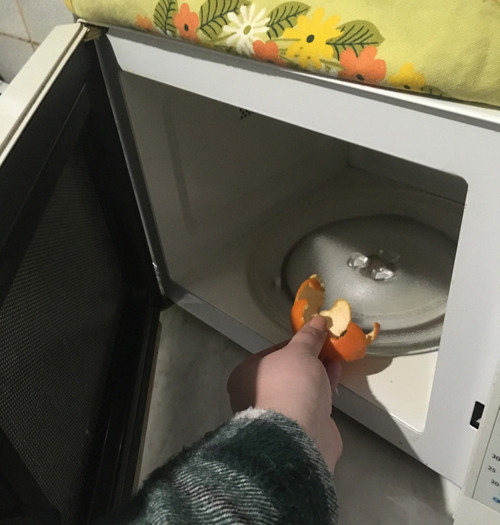 Lò vi sóng là nơi lý tưởng để vi khuẩn sinh sôi khi trời nồm ẩm. Muốn khử mùi, chị em chỉ cần tận dụng vỏ quýt cho vào lò, khởi động ở chế độ công suất thấp. Bằng cách này, lò vi sóng nhanh chóng thơm tho, an toàn để sử dụng.