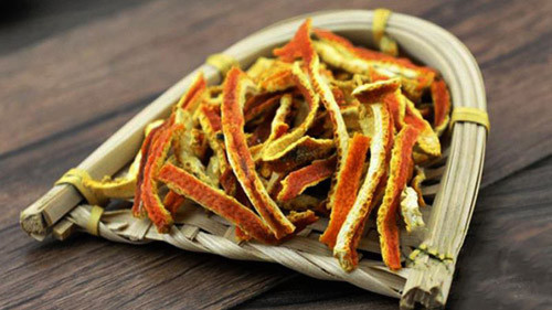 Tương tự cách dùng vỏ cam đuổi mọt, bạn có thể tận dụng ớt đã tách bỏ hạt cho vào thùng gạo. Mùi cay nồng của ớt sẽ khiến mọt khó chịu mà bỏ đi.