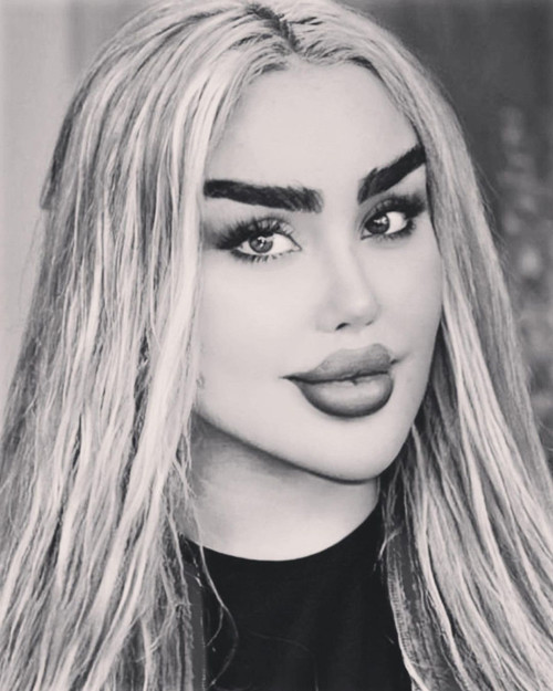 Rất may bên cạnh những ý kiến chỉ trích, Dalia cũng có không ít người ủng hộ. Họ cho rằng cô gái đáng khâm phục bởi kiên trì theo đuổi ước mơ của mình. Đôi khi, cánh mày râu còn để lại những bình luận bày tỏ sự ngưỡng mộ như “bông hồng xinh đẹp”.