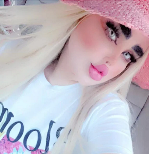 Dưới những bức ảnh, nhiều người cho biết họ cảm thấy sợ hãi trước ngoại hình mới của Dalia. Họ thấy đường nét của cô cứng đơ như “nhựa” do lạm dụng thẩm mỹ, thậm chí được ví giống như zombie.