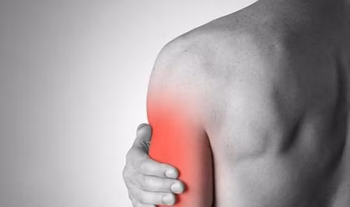 Đau ngực. Đau ngực do ung thư phổi có thể liên tục, âm ỉ hoặc thỉnh thoảng mới xảy ra. Tình trạng đau ngực do ung thư phổi sẽ nghiêm trọng hơn khi bệnh nhân ho, cười hoặc thở sâu.