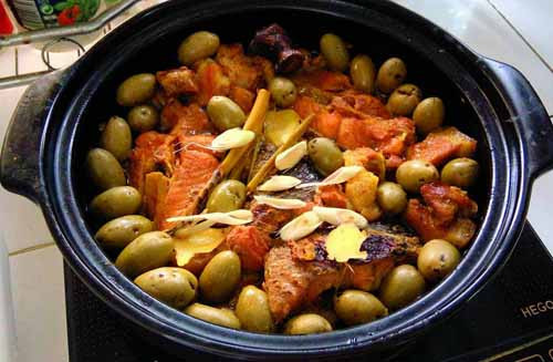 Thưởng thức món ngon, bạn sẽ cảm nhận được vị chua thanh của trám, vị ngọt đậm từ tương và sự bùi béo của cá. Không chỉ giàu dinh dưỡng, món ăn mang đậm vị quê hương, khiến những người con xa quê luôn nhớ về.