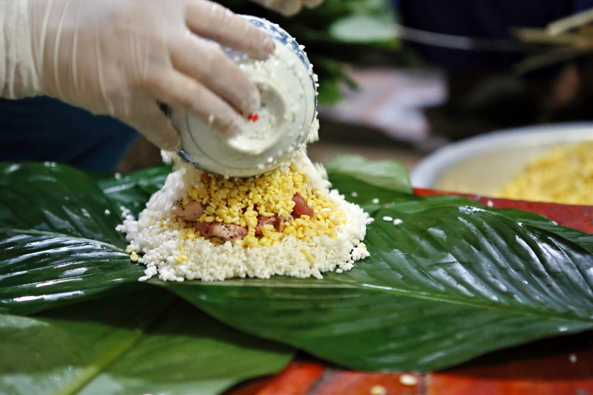 Tương truyền, xã Hùng Lô, thành phố Việt Trì, tỉnh Phú Thọ được coi là cái nôi của nghề gói bánh Chưng dâng Vua Hùng.