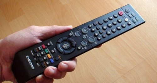 Bên cạnh hai điều trên, lễ tân lâu năm còn lưu ý những thứ tốt nhất không nên đụng vào khi sử dụng nhà nghỉ, khách sạn như công tắc điện, điều khiển từ xa, dép, cốc uống nước,... Đây là những vật dụng nhiều người chạm vào, để lại lượng lớn vi khuẩn – rất không có lợi cho sức khỏe.