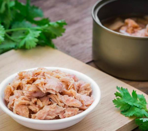 5. Cá ngừ tươi. Cá ngừ là một trong những thực phẩm nên tránh sau 50 tuổi. Nguyên nhân bởi thịt cá ngừ dễ chứa thủy ngân, cá càng to thì lượng thủy ngân càng nhiều. Đây là chất có hại cho sức khỏe, một chất độc thần kinh mạnh có thể gây ra các vấn đề nghiêm trọng cho cơ thể. Tin vui cho người yêu thích cá ngừ là, cá ngừ đóng hộp chứa ít thủy ngân hơn so với cá ngừ tươi.