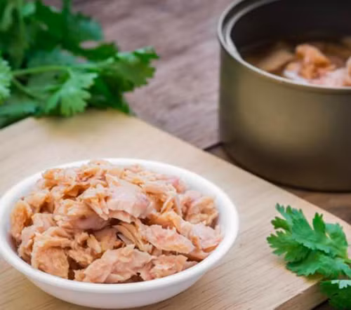 5. Cá ngừ tươi. Cá ngừ là một trong những thực phẩm nên tránh sau 50 tuổi. Nguyên nhân bởi thịt cá ngừ dễ chứa thủy ngân, cá càng to thì lượng thủy ngân càng nhiều. Đây là chất có hại cho sức khỏe, một chất độc thần kinh mạnh có thể gây ra các vấn đề nghiêm trọng cho cơ thể. Tin vui cho người yêu thích cá ngừ là, cá ngừ đóng hộp chứa ít thủy ngân hơn so với cá ngừ tươi.