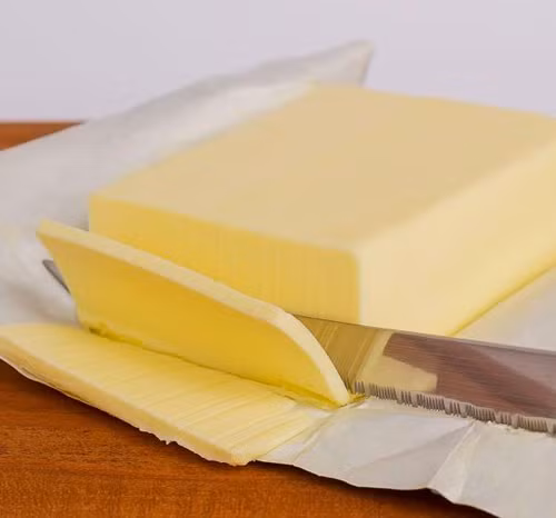 1. Bơ. Chúng ta có niềm tin sai lầm rằng bơ thực vật tốt cho sức khỏe hơn so với bơ nguồn gốc động vật. Thực tế, tác động của chúng không có nhiều khác biệt. (Ảnh: Womensmethod, Boldsky)