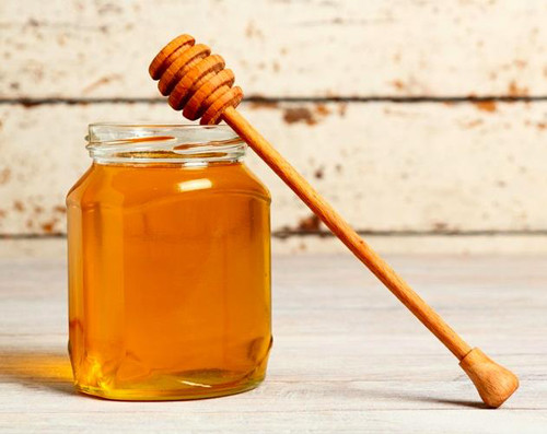 6. Mật ong qua chế biến. Mật ong qua chế biến trải qua quá trình thanh trùng khiến nhiều dưỡng chất bị hao hụt. Mặt khác, mật ong đã qua chế biến còn được thêm đường tinh luyện trong khi mật ong vốn chứa lượng đường tự nhiên khá lớn.