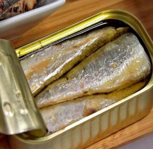 9. Thực phẩm đóng hộp. Thực phẩm đóng hộp thường chứa nhiều chất phụ gia và chất bảo quản để kéo dài thời gian sử dụng. Bên cạnh đó, thực phẩm đóng hộp còn có thể chứa glutamate – một loại muối giúp tăng hương vị, có khả năng gây nghiện và không có lợi cho sức khỏe.