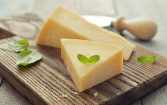 Cả hai đều chứa thành phần chất béo chuyển hóa (chất béo không bão hòa) khiến cơ thể nạp lượng lớn cholesterol, tăng nguy cơ mắc các bệnh tim mạch. Bên cạnh đó, bơ còn chứa nhiều muối, ăn thường xuyên khiến cơ thể tăng nguy cơ huyết áp cao.