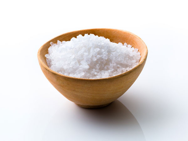 Muối ăn nguyên hạt vừa chứa natri clorua có tác dụng làm sạch, loại bỏ vi khuẩn vừa tăng độ ma sát giữa bàn chải và bề mặt. Nhờ vậy, bạn không cần tốn nhiều công sức vẫn đạt được kết quả như mong muốn.