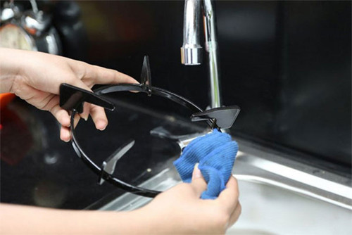 Bước 2, làm sạch kiềng bếp. Tương tự như mâm chia lửa, bạn tiến hành ngâm kiềng trong hỗn hợp baking soda pha nước nóng. Bước tiếp theo, dùng bàn chải cọ rửa kiềng bếp trong hỗn hợp trên. Baking soda nhanh chóng loại bỏ cặn bẩn bám lâu ngày. Cuối cùng, dùng khăn mềm lau khô.