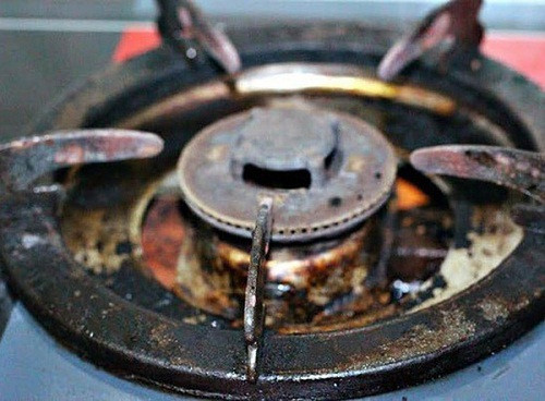 Cụ thể, bụi bẩn tích tụ lâu ngày có khả năng làm tắc các khe hở nơi khí ga thoát ra. Trường hợp nghiêm trọng, nó có thể gây nên những vụ nổ nguy hiểm.