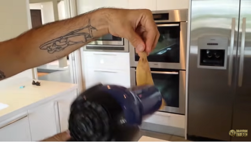 Chuối chín đổi màu thâm đen ăn được song vẻ ngoài không hấp dẫn, đừng vội vứt bỏ. Cho 1 ít gạo và chuối vào túi zip, đảm bảo gạo luôn phủ kín chuối. Để như vậy trong vòng 1 giờ, lấy chuối ra khỏi túi gạo rồi thổi khô bằng máy sấy. Bằng cách này, quả chuối sẽ chuyển sang màu vàng, lượng dinh dưỡng không bị hao hụt.