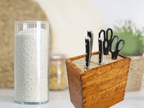 Tương tự, bạn có thể tận dụng khả năng hút ẩm của gạo để bảo quản vật dụng kim loại. Gạo ngăn ngừa dụng cụ tiếp xúc với hơi ẩm, làm chậm quá trình oxy hóa, ngăn ngừa tình trạng xỉn màu, rỉ sét, kéo dài thời gian sử dụng.