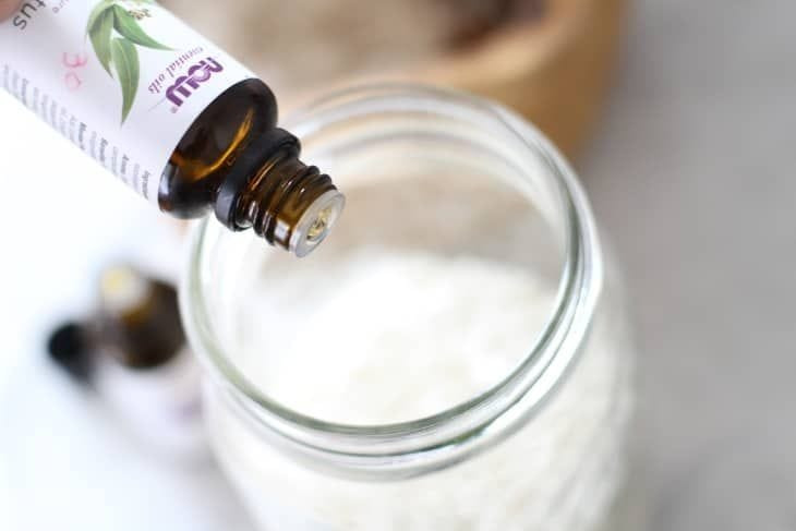 Muốn khử mùi, tạo hương thơm dễ chịu, bạn nhỏ 10-15 giọt tinh dầu vào bát gạo rồi dùng gạc mỏng buộc kín. Gạo và tinh dầu sẽ hoạt động như một gói hút ẩm, túi thơm thân thiện với sức khỏe. Lưu ý, bạn nên thay gạo sau vài tháng sử dụng.