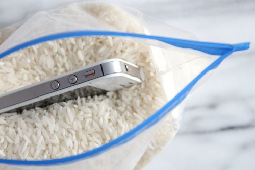 Nếu không may điện thoại rơi xuống nước, tuyệt đối không dùng máy sấy tóc để làm khô. Khí nóng sẽ gây hại thiết bị và thổi hơi ẩm vào các bộ phận khác khiến điện thoại càng dễ hỏng hơn. Lúc này, bạn nên tháo pin và thẻ sim ra phơi trên một miếng vải có khả năng hút nước. Phần thân máy, bạn vùi vào bao gạo ít nhất 48 giờ. Gạo sẽ từ từ hút hơi ẩm, giúp thiết bị có khả năng phục hồi.