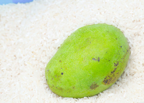 Thùng gạo là nơi tuyệt vời để giữ khí ethylene – một loại khí tỏa ra làm chín trái cây. Do vậy, bạn có thể tận dụng gạo để trái cây chín nhanh hơn.