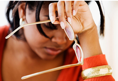 Mệt mỏi. Mắc ung thư phổi, cơ thể dễ đối diện tình trạng thiếu máu, lượng tế bào hồng cầu thấp. Thiếu máu dẫn tới mệt mỏi vì các mô không nhận đủ oxy. Không những vậy, tế bào ung thư “tranh chấp” dưỡng chất, khiến năng lượng cung cấp cho cơ thể không đủ. Hệ quả là, bệnh nhân luôn cảm thấy mệt mỏi.