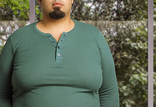 Ngực sưng bất thường. Đây là dấu hiệu ung thư phổi hiếm gặp ở nam giới. Dù vậy, các nhà khoa học từng ghi nhận ung thư phổi có thể khiến vùng ngực nam giới sưng to. Theo Webmd, tình trạng bắt nguồn do ung thư phổi tế bào lớn có thể phá vỡ sự cân bằng nội tiết tố, gây đau và sưng các mô ở ngực.