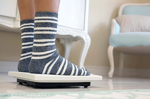 Cân nặng thay đổi đột ngột. Ung thư phổi có thể khiến cân nặng thay đổi, tăng hoặc giảm đột ngột. Cụ thể, bệnh nhân ung thư phổi tế bào nhỏ có thể mắc hội chứng Cushing. Lúc này, khối u kích thích cơ thể tạo ra hormone ACTH làm tăng mức độ cortisol. Hệ quả là cơ thể dễ tích nước và tăng cân.