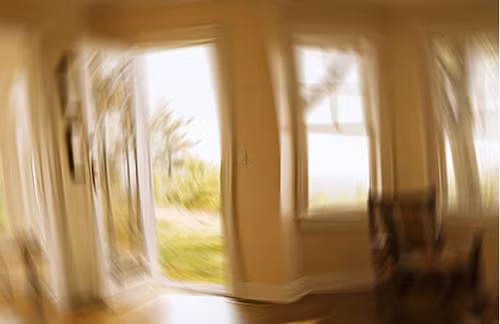 Mất thăng bằng. Ung thư phổi tế bào nhỏ có thể khiến hệ miễn dịch tấn công chính hệ thần kinh trong cơ thể, ảnh hưởng đến chức năng hoạt động của cơ bắp. Hệ quả là, bạn khó có thể đứng lên ngồi xuống bình thường, mất thăng bằng. Một nguyên nhân khác dẫn đến chóng mặt và mất thăng bằng là tình trạng thiếu máu, ứ đọng tĩnh mạch chủ do khối u chèn ép.