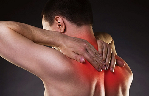 Đau lưng, vai. Khối u Pancoast (u vùng đỉnh phổi) là loại ung thư phổi phát triển ở phần trên của phổi và có thể lan đến xương sườn, một số đốt sống trong cột sống, dây thần kinh và mạch máu. Do những khối u này phát triển đỉnh phổi cho nên chúng hiếm khi ảnh hưởng đến hệ hô hấp. Thay vào đó, khối u khiến người bệnh đối diện tình trạng đau xương bả vai, lưng trên và cánh tay.