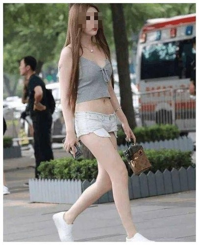 Ngay sau khi hình ảnh được chia sẻ, hầu hết mọi người đều thể hiện thái độ không tán thành khi người đẹp ăn mặc quá hớ hênh, thoải mái tạo dáng và di chuyển giữa chốn đông người.