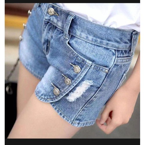 Để mặc hotpants đẹp mà không phản cảm, bạn nên cân nhắc độ dài quần phù hợp. Đặc điểm của mẫu quần là khả năng ôm sát tôn đường cong, giúp người mặc khoe trọn đôi chân thon dài. Bạn không cần cố tình rút ngắn chiều dài chiếc quần, nó vẫn giúp bạn khoe triệt để lợi thế hình thể.
