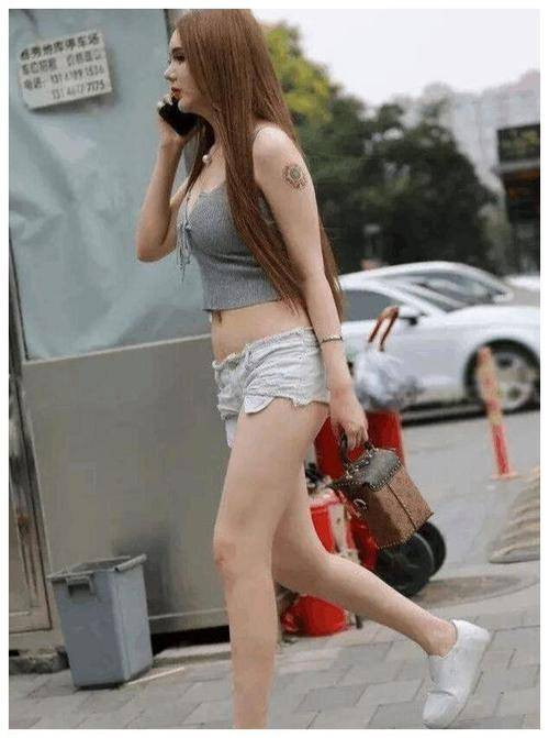 Trong hình, cô gái xứ Trung chọn cho mình chiếc hotpants khoe trọn đôi chân thon dài. Không chỉ siêu ngắn, chiếc quần còn được cắt xẻ đúng chỗ hiểm.