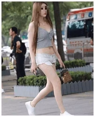 Ngay sau khi hình ảnh được chia sẻ, hầu hết mọi người đều thể hiện thái độ không tán thành khi người đẹp ăn mặc quá hớ hênh, thoải mái tạo dáng và di chuyển giữa chốn đông người.