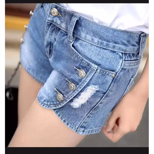Để mặc hotpants đẹp mà không phản cảm, bạn nên cân nhắc độ dài quần phù hợp. Đặc điểm của mẫu quần là khả năng ôm sát tôn đường cong, giúp người mặc khoe trọn đôi chân thon dài. Bạn không cần cố tình rút ngắn chiều dài chiếc quần, nó vẫn giúp bạn khoe triệt để lợi thế hình thể.