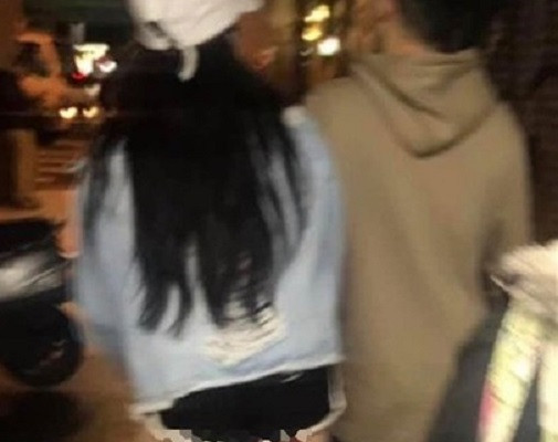 Thực vậy, đây không phải lần đầu dân tình “ngán ngẩm” khi chứng kiến chị em mặc quần siêu ngắn. Mặc quần thể thao kiệm vải, cô gái để lộ 1 phần vòng ba cùng nội y giữa nơi đông người qua lại. Không chỉ khiến người nhìn ngao ngán khi mặc quần siêu ngắn ra đường, cô gái còn mắc lỗi phối đồ trầm trọng.