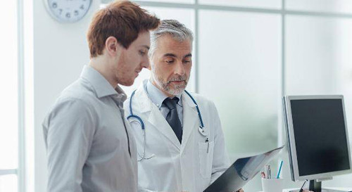 Thống kê của Tổ chức Y tế Thế giới (WHO) chỉ ra, 50% nam giới trên 50 tuổi và hơn 70% nam giới trên 60 tuổi mắc viêm tuyến tiền liệt. Tỉ lệ mắc bệnh ngày càng tăng theo độ tuổi. Dù vậy, không ít trường hợp nam giới trẻ tuổi mắc viêm tuyến tiền liệt từng được ghi nhận. (Ảnh: Aboluowang, Boldsky, minh họa)