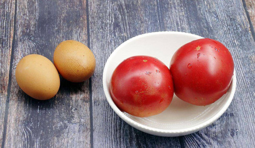 Cà chua. Cà chua giàu carotene và vitamin tổng hợp, có tác dụng chống oxy hóa mạnh, loại bỏ gốc tự do trong cơ thể. Nhờ vậy, bạn có thể ngăn ngừa bệnh tim mạch và mạch máu não.