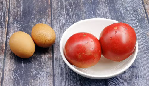 Cà chua. Cà chua giàu carotene và vitamin tổng hợp, có tác dụng chống oxy hóa mạnh, loại bỏ gốc tự do trong cơ thể. Nhờ vậy, bạn có thể ngăn ngừa bệnh tim mạch và mạch máu não.