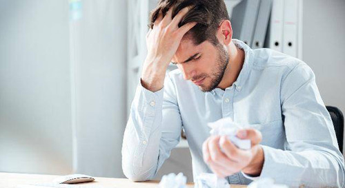 Cách đây không lâu, báo chí Trung Quốc đưa tin về trường hợp Tiểu Triệu (28 tuổi) mắc chứng viêm tuyến tiền liệt. Ở tuổi tráng kiện, Tiểu Triệu còn rất nề nếp, thường duy trì chế độ ăn uống và sinh hoạt lành mạnh. Cụ thể, anh luôn nói không với các chất kích thích như rượu bia, thuốc lá. Tiểu Triệu cũng rất chăm thể thao. Vậy nhưng cách đây không lâu, Triệu thường cảm thấy nóng rát khi tiểu tiện.