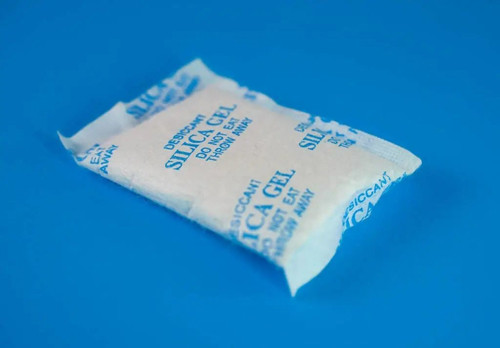 Chỉ cần cho vài túi hút ẩm vào trong, hôm sau giày sẽ khô ráo, không còn ám mùi. Cách làm này được đánh giá hiệu quả hơn cả sử dụng chất khử mùi chuyên dụng.