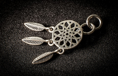 Giúp đồ bạc không bị xỉn. Bạc dùng lâu dễ bị xỉn màu. Để cải thiện độ sáng, bạn có thể tận dụng gói hút ẩm, đặt chúng vào hộp đựng bạc. Gói hút ẩm sẽ hút hơi nước, ngăn đồ bạc phản ứng với các chất hóa học trong không khí. Nhờ vậy bạc sẽ sáng bóng, đảm bảo tính thẩm mĩ.