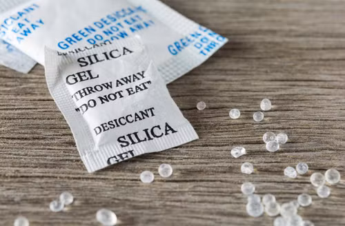 Chất hút ẩm sẽ nhanh chóng hút hơi nước trong không khí, hơi nước bám trên kính. Nhờ vậy kính xe không còn bị mờ làm giảm khả năng quan sát.