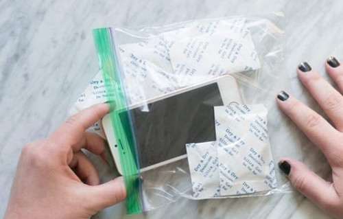 Chống ẩm thiết bị điện tử. Thời tiết nồm ẩm, các thiết bị điện tử rất dễ bị hỏng. Lúc này, bạn cho vài gói hút ẩm vào túi bảo quản là có thể yên tâm.