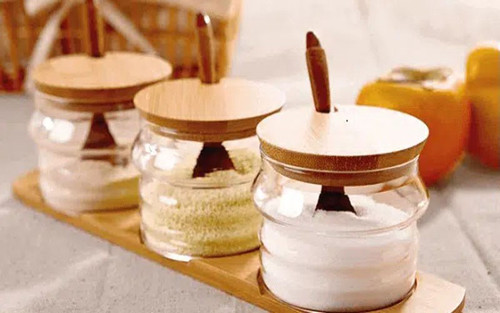 Ngăn gia vị bị vón cục. Gia vị như muối, bột nêm dễ vón cục sau khi mở nắp. Tình trạng này bắt nguồn từ việc gia vị hút nước trong không khí. Để ngăn ngừa, bạn chỉ cần cho gói hút ẩm vào hộp, đậy kín nắp. Chỉ sau thời gian ngắn, gia vị vón cục sẽ tự động bình thường trở lại.