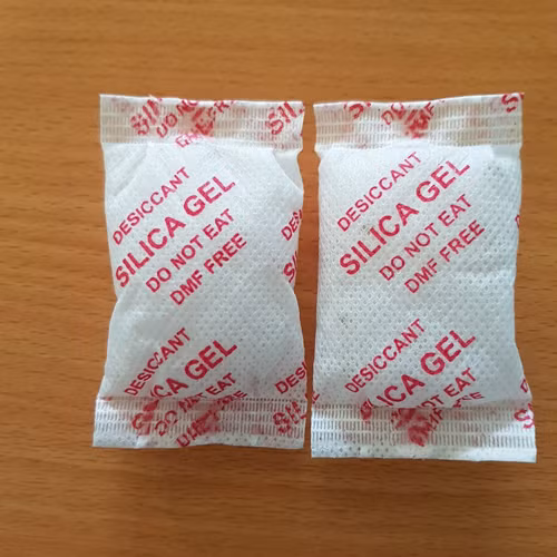 Đáng lưu ý, hạt hút ẩm có thời hạn sử dụng nhất định. Nếu quá thời hạn hoặc đặt trong môi trường ẩm ướt thường xuyên, chúng sẽ không phát huy tác dụng như ban đầu. Bởi vậy cần thường xuyên làm mới các túi hút ẩm để duy trì khả năng thấm hút.