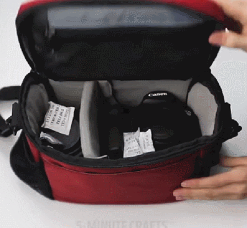 Chống rỉ. Các loại dụng cụ như dao cạo, kéo, thìa dĩa... làm từ kim loại, sau thời gian sử dụng rất dễ bị rỉ sét. Để ngăn ngừa, bạn nên tận dụng gói hút ẩm đặt vào hộp bảo quản. Chúng sẽ hút hơi ẩm trong không khí, bảo vệ dụng cụ.