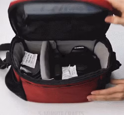 Chống rỉ. Các loại dụng cụ như dao cạo, kéo, thìa dĩa... làm từ kim loại, sau thời gian sử dụng rất dễ bị rỉ sét. Để ngăn ngừa, bạn nên tận dụng gói hút ẩm đặt vào hộp bảo quản. Chúng sẽ hút hơi ẩm trong không khí, bảo vệ dụng cụ.